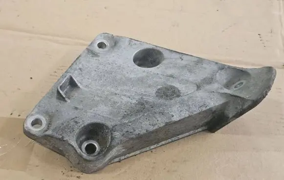 BMW 5 E60 E61 Engine mounting bracket 6769279 13807410