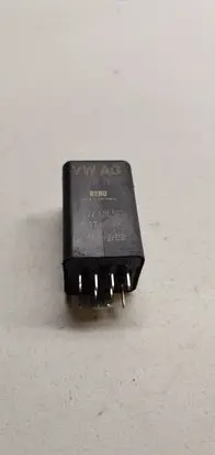 Volkswagen PASSAT B6 Glow plug pre-heat relay 038907281B 0522120503