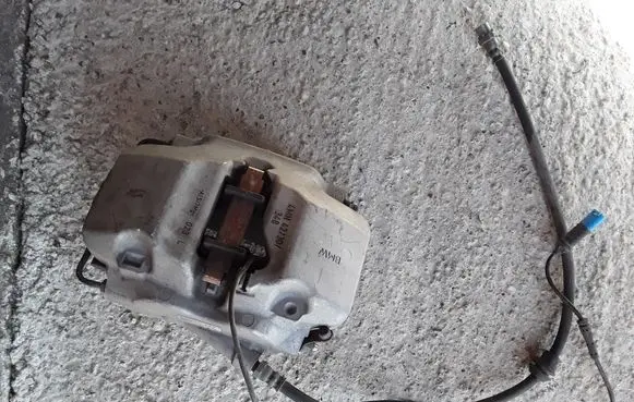 BMW 5 G30 G31 Front brake caliper 6883735