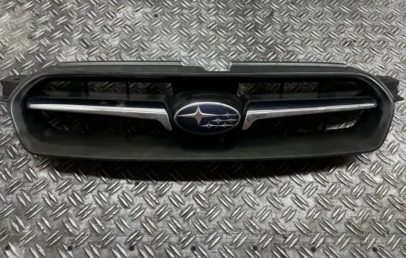 Subaru Legacy Front bumper upper radiator grill