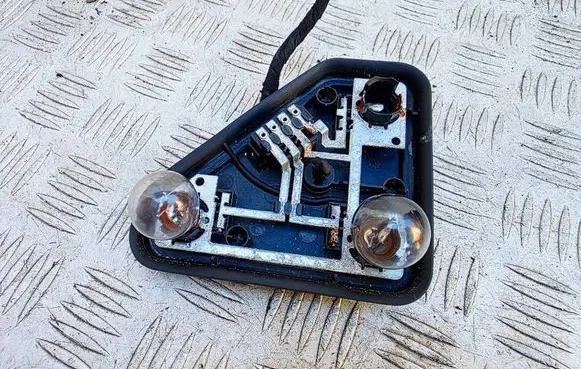 BMW 5 E39 Tail light bulb cover holder 8371326