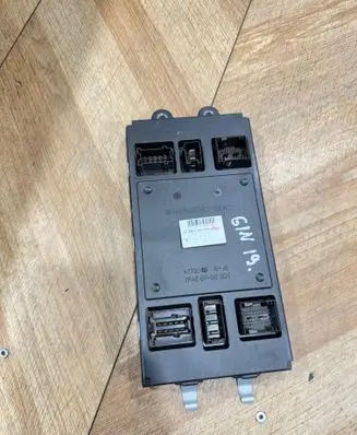 Mercedes-Benz R W251 Central body control module A1645452316 A1644423200 A1645402501