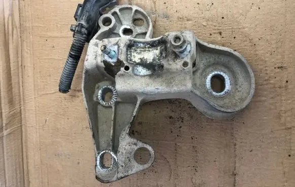 Skoda Superb B5 (3U) Engine mounting bracket 8E0199352F