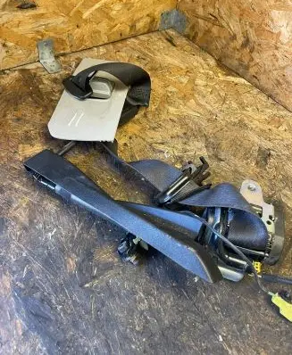 Opel Astra J Front seatbelt 617023500