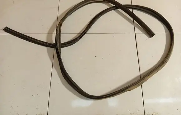 Chrysler PT Cruiser Trunk rubber seal (body) 