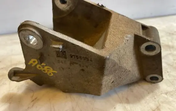 Engine mounting bracket
