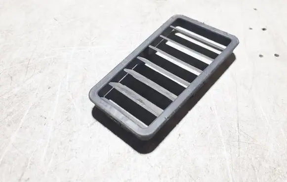 Quarter panel pressure vent