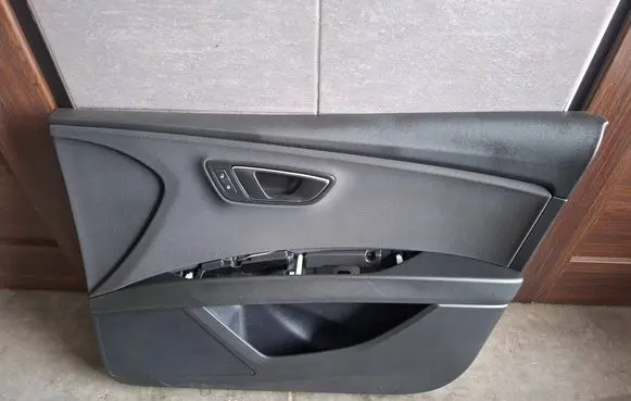 Seat Leon (5F) Front door card panel trim