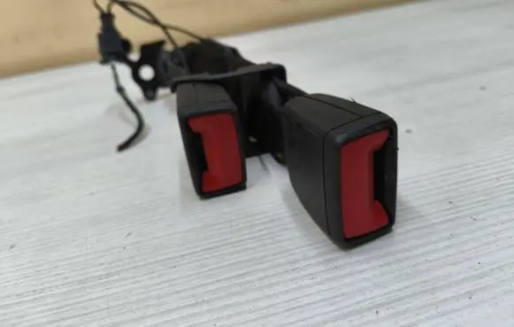 Rear seatbelt buckle