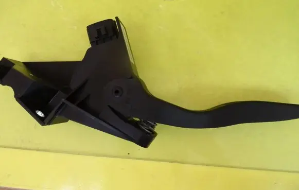 Ford Mondeo Mk III Accelerator throttle pedal 2S719F836CA