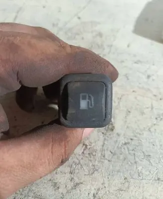 Volkswagen Golf IV Fuel tank opening switch 330959833