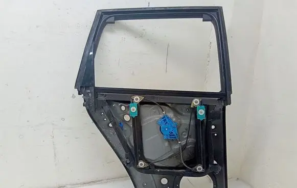 Volkswagen Touareg I Rear door window/glass frame L7L000098