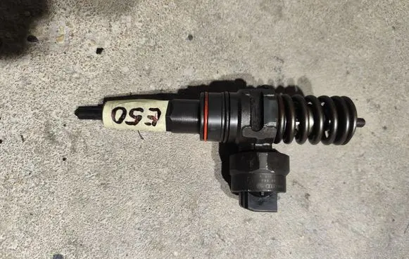 Volkswagen PASSAT B5 Fuel injector 038130073F