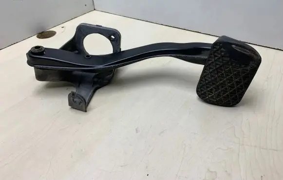 Mercedes-Benz E W211 Brake pedal A2112900719 MC21230