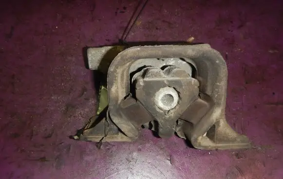 Engine mount vacuum valve