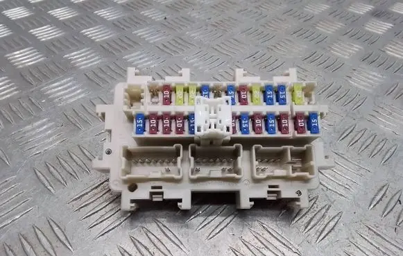 Infiniti Q70 Y51 Fuse module 1PM1A 4J24 C0119