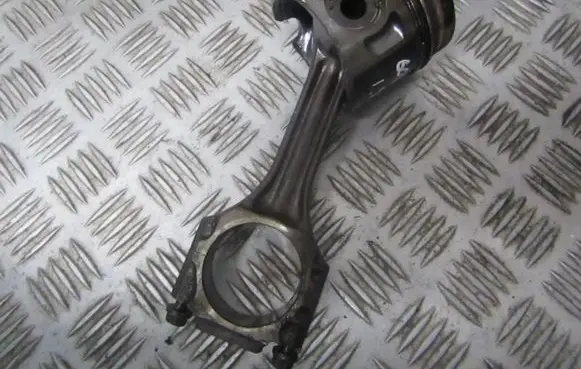 Volkswagen Golf III Piston with connecting rod