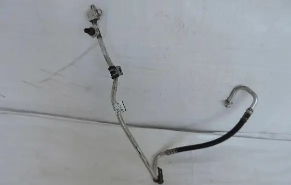 Opel Vivaro Air conditioning (A/C) pipe/hose 924907582R