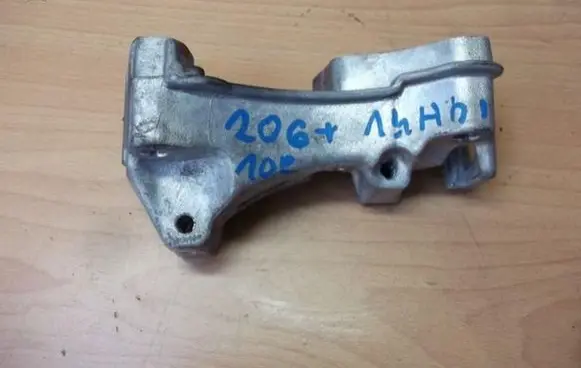 Peugeot 206 Engine mounting bracket