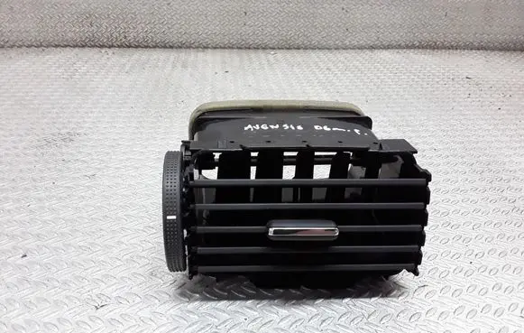 Toyota Avensis T250 Dash center air vent grill