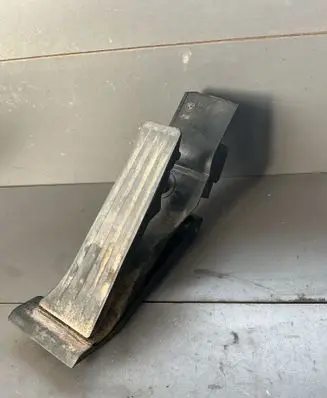 Accelerator throttle pedal