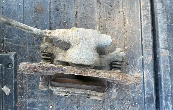 Mitsubishi Grandis Rear brake caliper