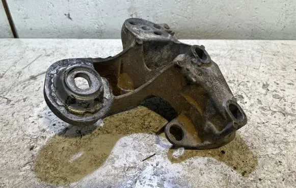 Audi A4 S4 B7 8E 8H Engine mounting bracket 8E0199352F