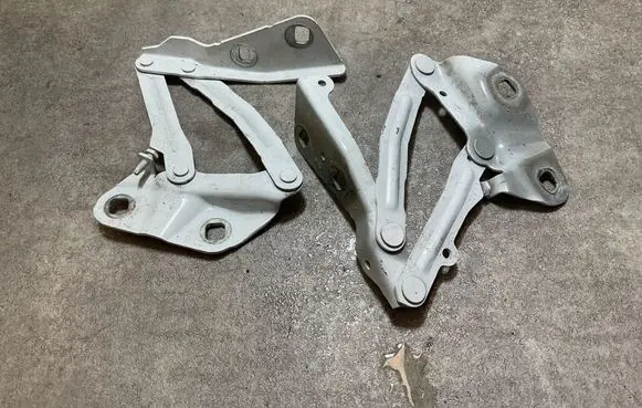 Engine bonnet/hood hinges