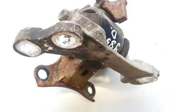 Honda FR-V Engine mount bracket