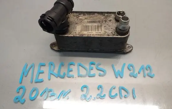 Mercedes-Benz E AMG W212 Engine oil radiator A0995002300
