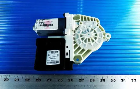 Volkswagen Golf V Front door window regulator motor 05074622 1K0959792H