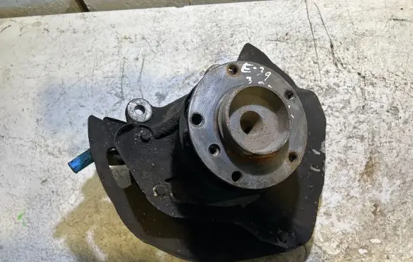 BMW 5 E39 Front wheel hub