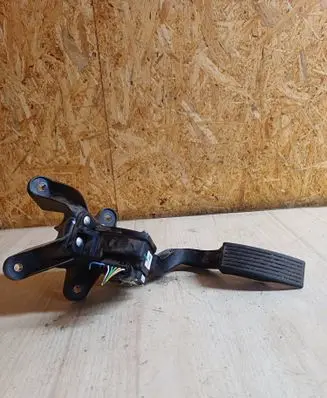 Accelerator throttle pedal