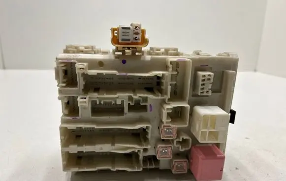Toyota RAV 4 (XA30) Fuse module 8273042010
