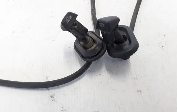 Volvo XC60 Windshield washer spray nozzle 