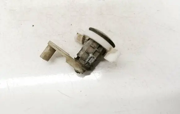 Renault Megane I Front door lock (next to the handle) 500375