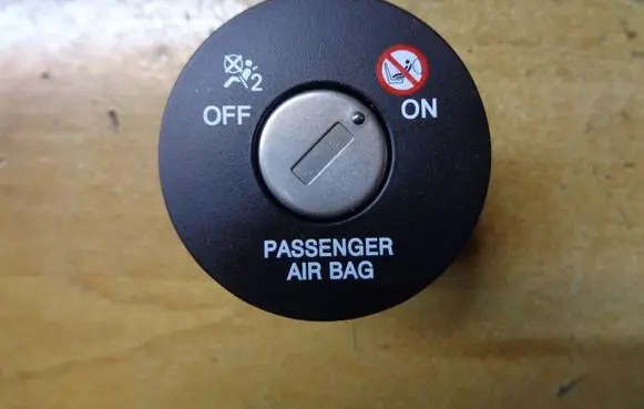 KIA Picanto Passenger airbag on/off switch 