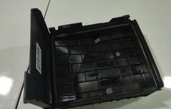 Volkswagen Golf V Fuse box cover 1K0937132F