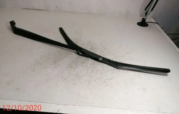 Toyota Prius (XW30) Front wiper blade arm