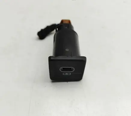 Land Rover Discovery 5 USB socket connector M8E219010DA