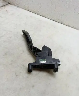 Accelerator throttle pedal