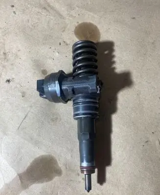 Volkswagen Golf Plus Fuel injector 038130073BN 04147203013