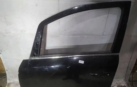 Opel Zafira B Front door juodos