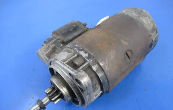 Volkswagen Jetta I Starter motor 068911023E