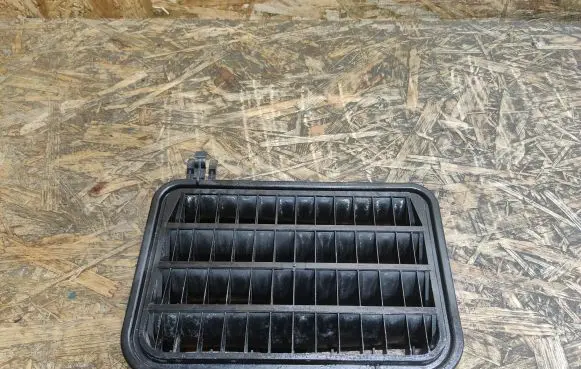 Quarter panel pressure vent