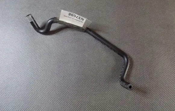 Volkswagen Touareg II Engine coolant pipe/hose 059131492