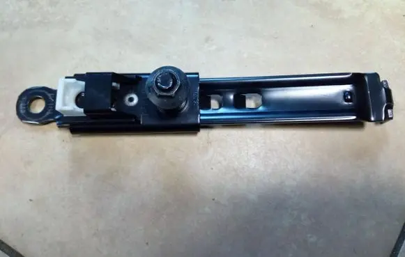 Toyota Avensis T250 Seat belt height adjuster NE67789