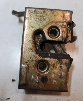Volkswagen PASSAT B3 Front door lock 357837015D