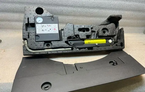 Volkswagen PASSAT B6 Tool box 3C5012115C