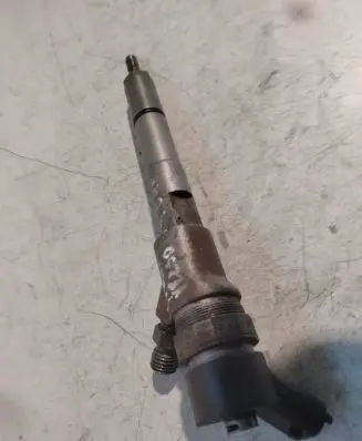 Toyota Yaris Fuel injector 2367033030